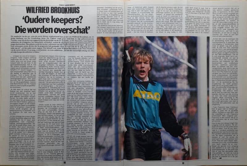 Voetbalkeeper in actie tijdens een jeugdwedstrijd, klaar om een bal te vangen op het veld.