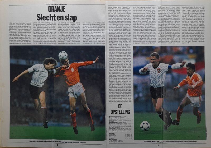 Jonge voetballers in duel tijdens een wedstrijd, springend voor de bal.
