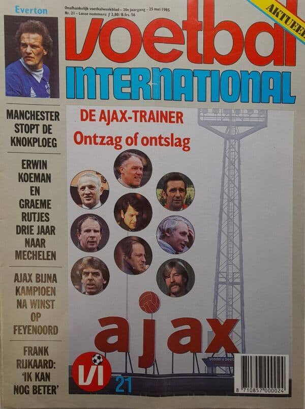 Voetbal International cover met Ajax-trainer en teamnieuws.