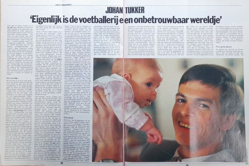 Jongetje dat een baby vasthoudt met een glimlach, in een krant.