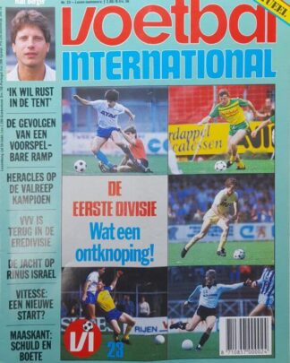 Voetbal International magazine cover met voetballers in actie.