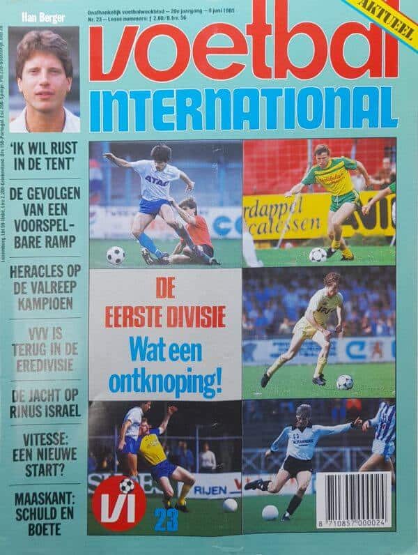Voetbal International magazine cover met voetballers in actie.