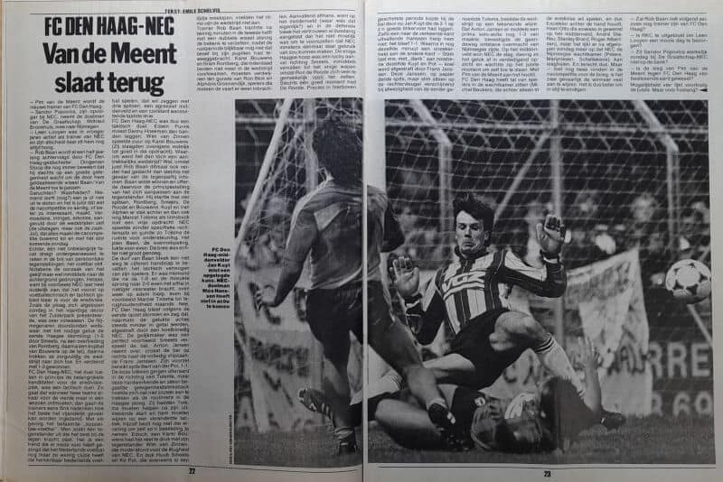 Spannende voetbalmoment met doelman en aanvaller tijdens een wedstrijd op het veld.