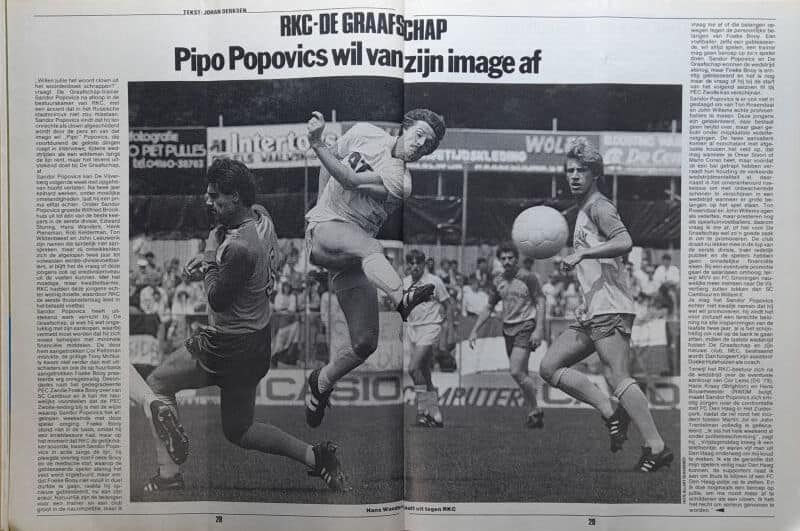 Voetbalwedstrijd met Pipo Popovics springend en bal in de lucht.