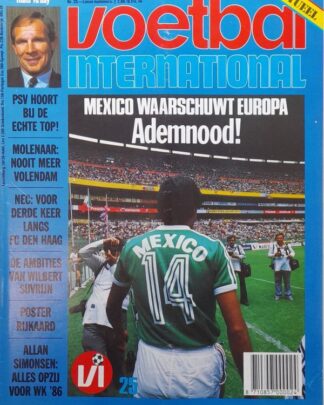 Voetbal International magazine cover met Mexicaanse speler op het veld.