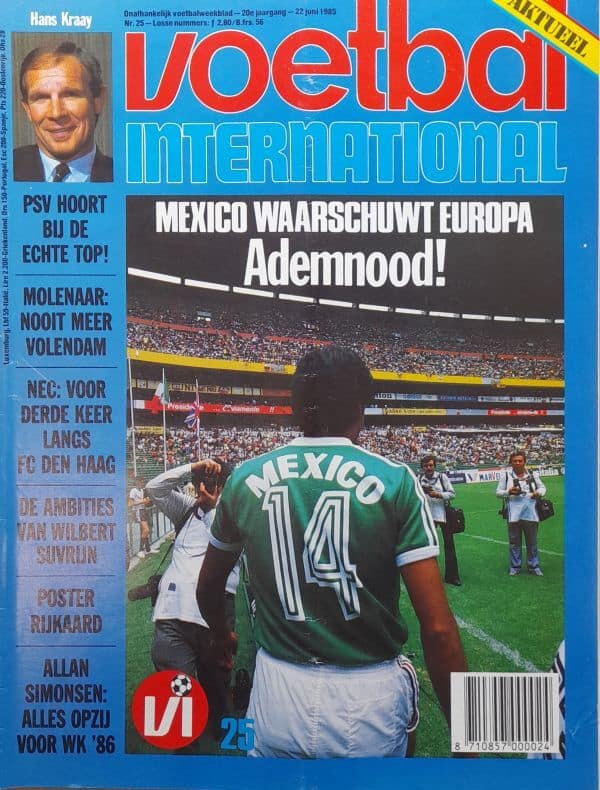 Voetbal International magazine cover met Mexicaanse speler op het veld.