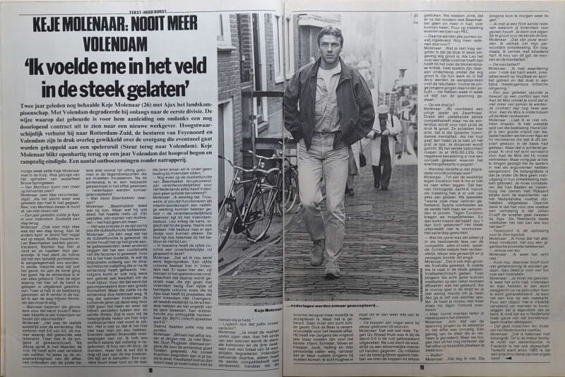 Jonge man wandelt door een drukke straat met fiets, omgeven door winkels en voorbijgangers, in een l.