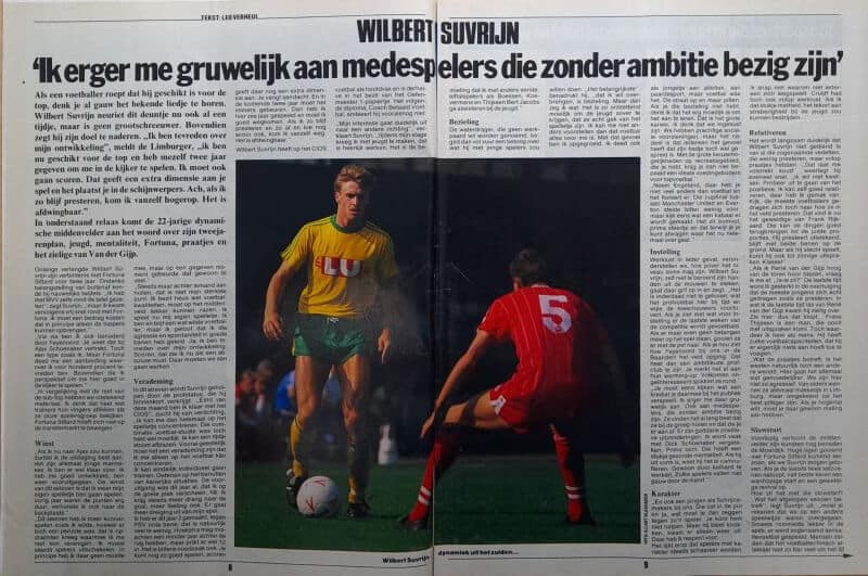 Voetbalwedstrijd met twee spelers in actie op het veld.