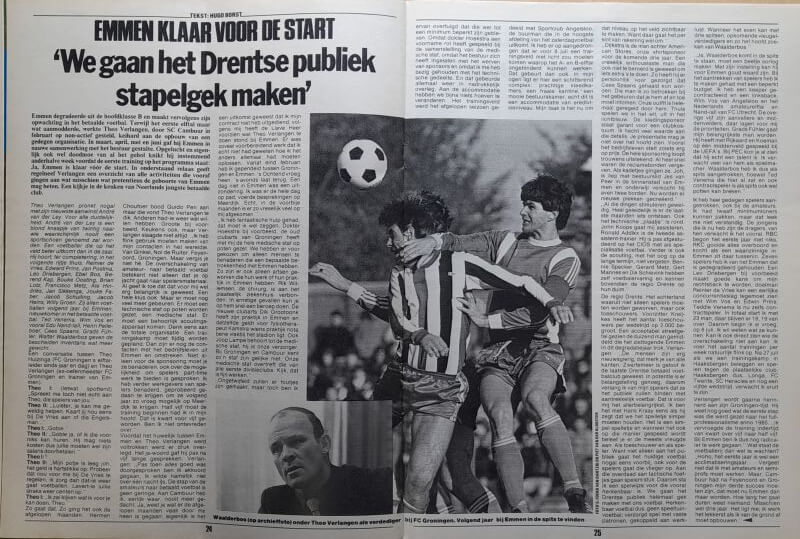 Twee jonge voetballers in actie tijdens een wedstrijd, met een voetbal in de lucht.