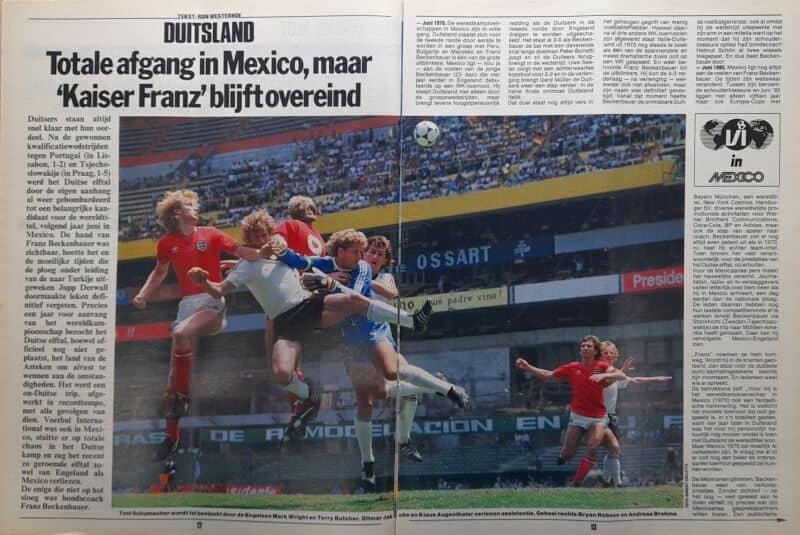 Vrouwenvoetbalwedstrijd in stadion met spelers in actie.