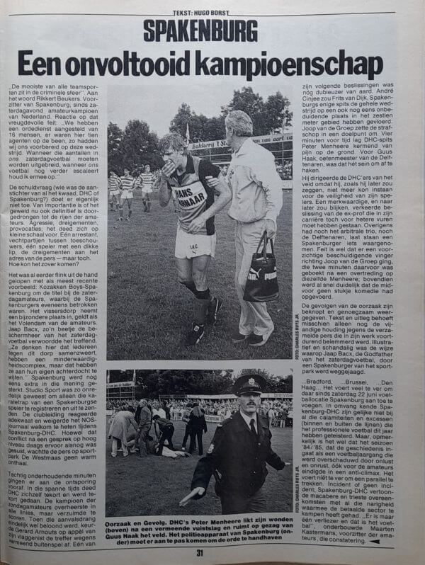 Spakenburg speler na wedstrijd met coach, sfeer op het veld, sportieve overwinning.