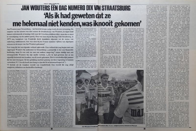 Oudere krant met sportnieuws en foto van voetballers.