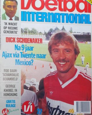 Voetbal Internationaal magazine cover met Dick Schoenaker en sportvelden.