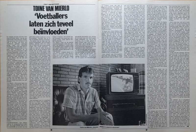 Voetballer kijkt naar tv in een krant, symboliseert invloed op media en sport.