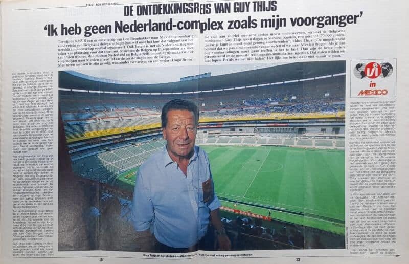Journalist in stadion met lege tribunes en voetbalveld.