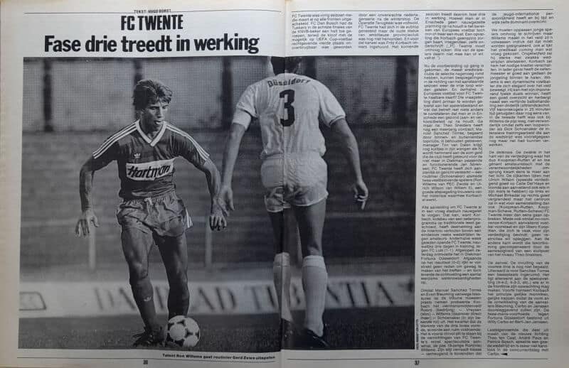 FC Twente voetbalwedstrijd met twee spelers op het veld.