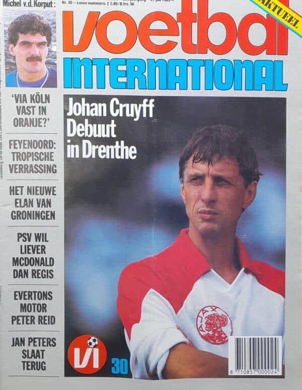 Voetbal International cover met Johan Cruyff debut in Drenthe, een iconisch moment in de Nederlandse.
