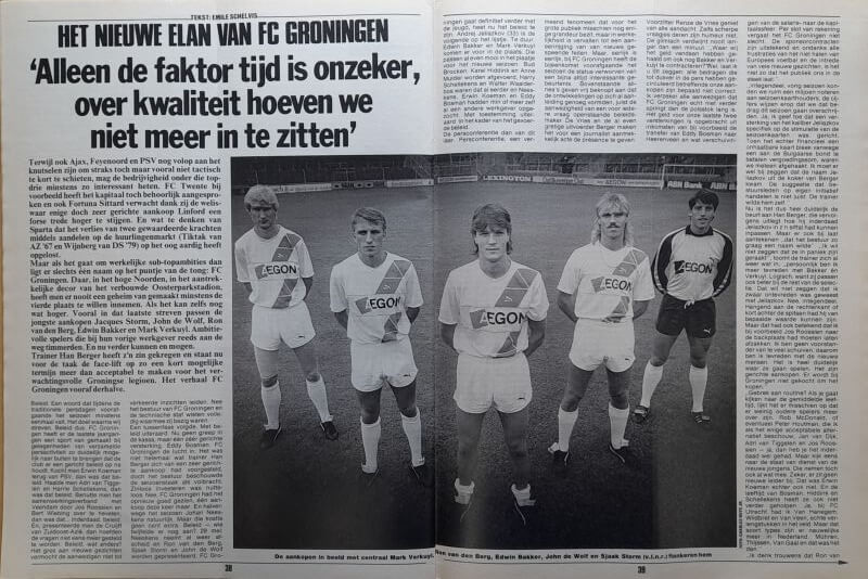 Voetbalteam FC Groningen in zwart-wit, klaar voor de wedstrijd.
