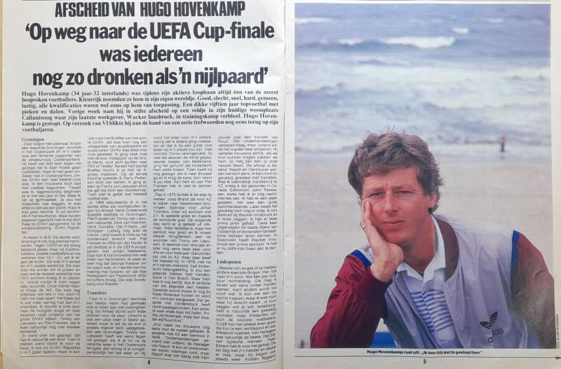 Hugo Hovenkamp op het strand, rustgevend moment met krant.