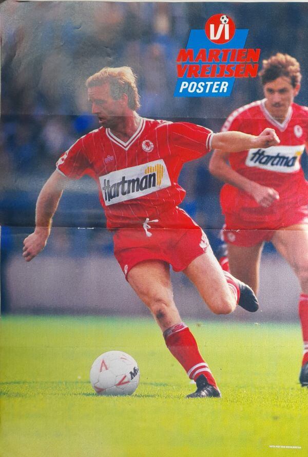 Voetbalposter van Martien Vreijsen in actie tijdens een wedstrijd.