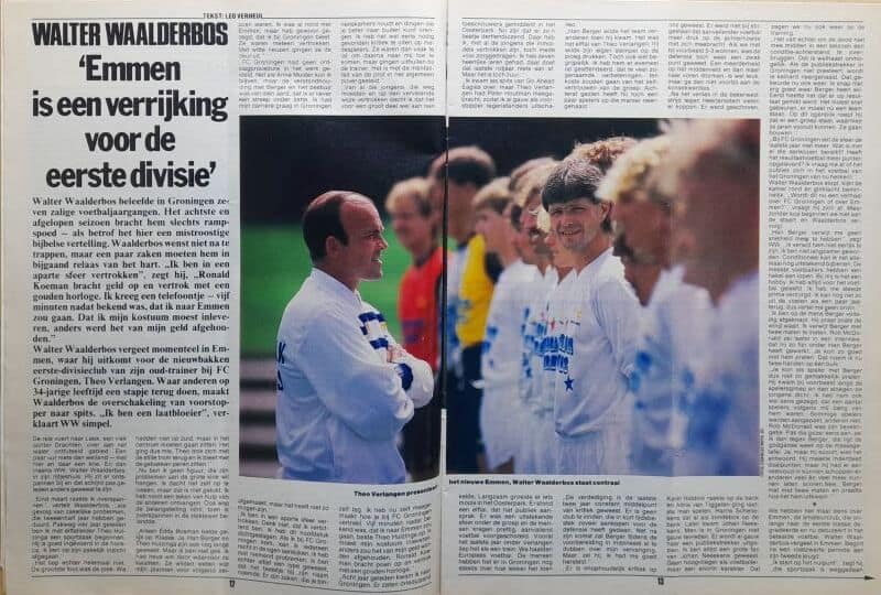 Spelers en coach tijdens een voetbalwedstrijd, lachend en in sportkleding, op het veld.