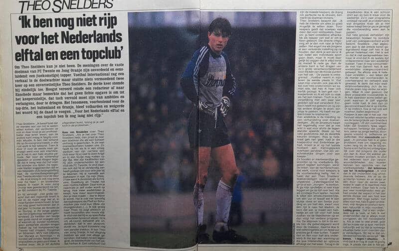 Voetbalkeeper in actie tijdens een wedstrijd, gekleed in sportkleding en handschoenen, klaar om het.