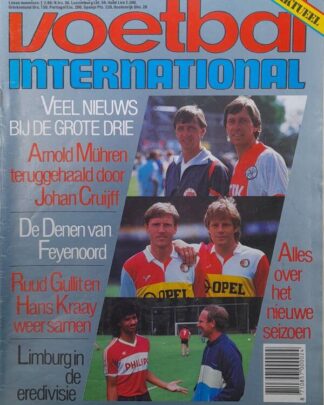 Voetbal Internationaal magazine cover met voetballers in actie, inclusief headlines over grote trans.