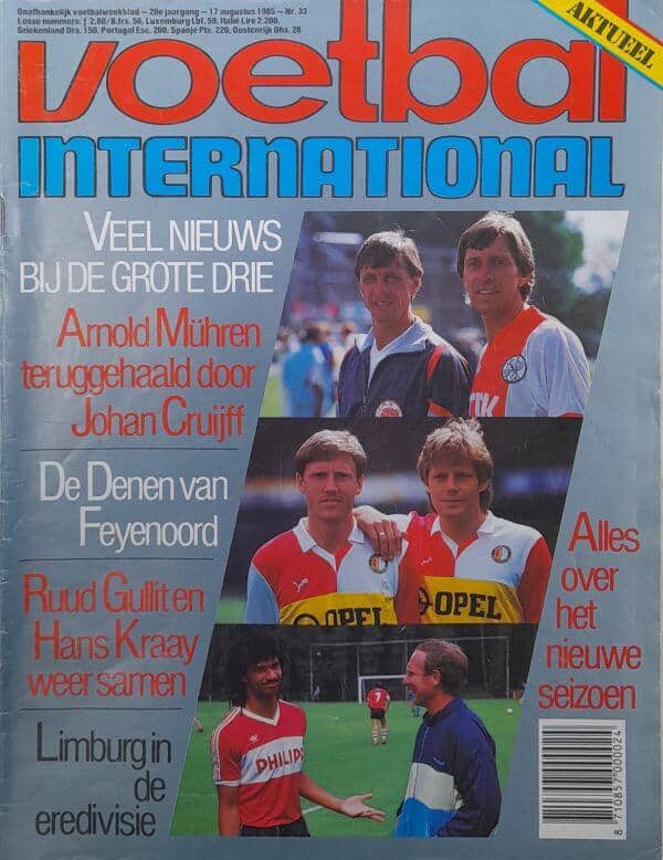 Voetbal Internationaal magazine cover met voetballers in actie, inclusief headlines over grote trans.