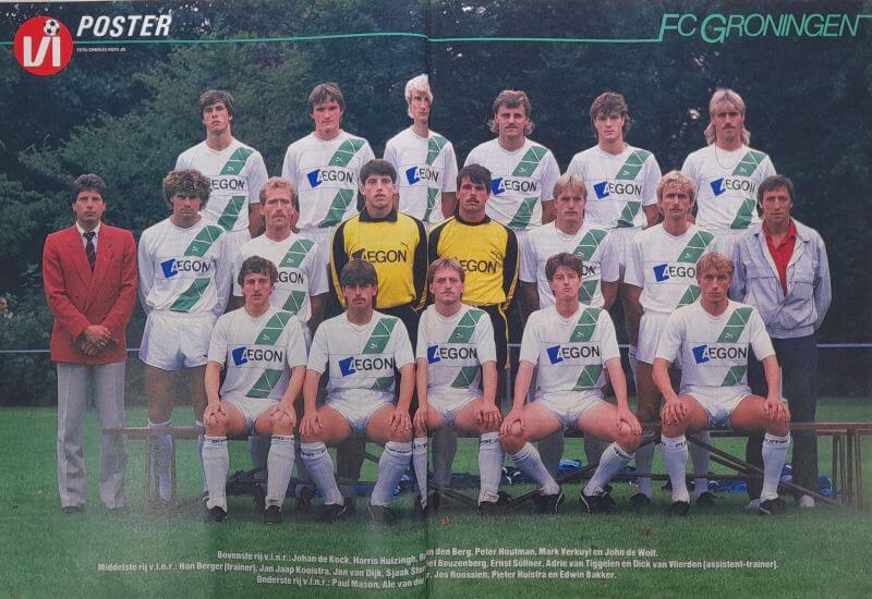 Voetbalteam FC Groningen in historische teamfoto, spelers in witte en gele shirts, coach en staf op.