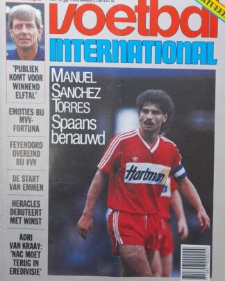 Voetbalspeler Manuel Sanchez Torres in rood tenue tijdens wedstrijd, focus op actie en sportieve sfe.