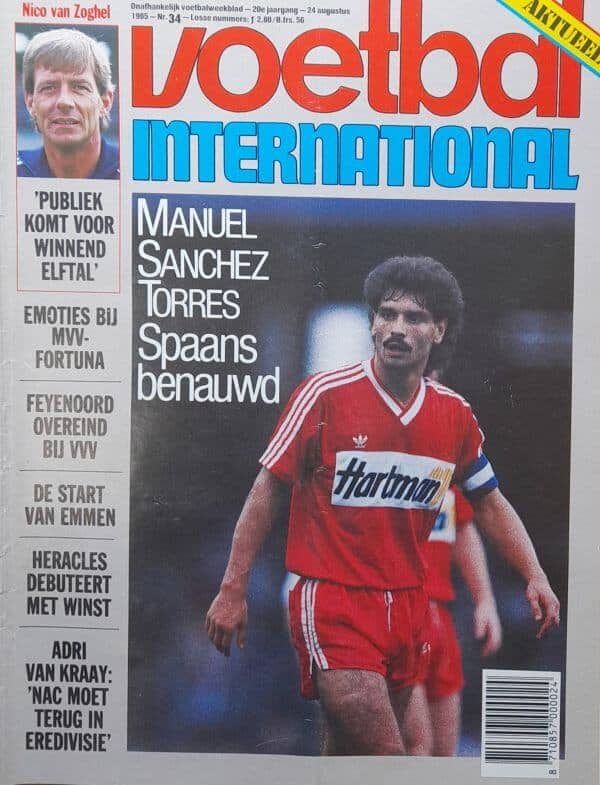 Voetbalspeler Manuel Sanchez Torres in rood tenue tijdens wedstrijd, focus op actie en sportieve sfe.