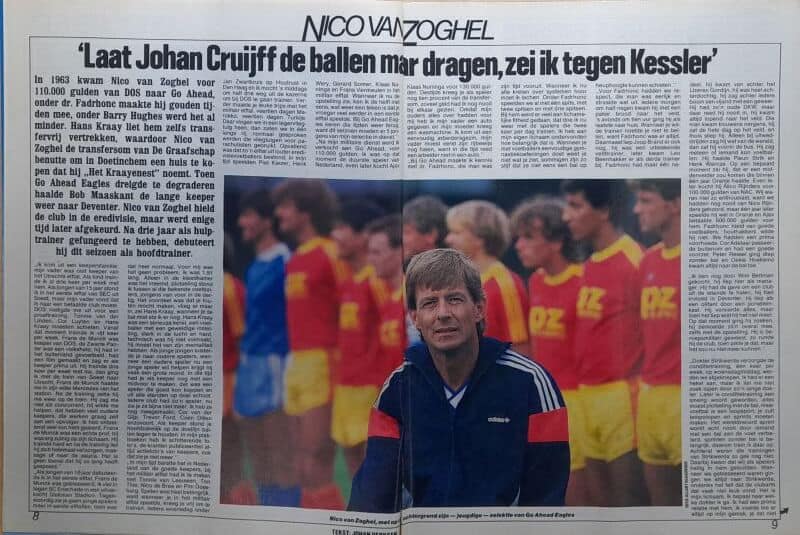 Johan Cruijff tijdens een voetbalwedstrijd met team op de achtergrond.