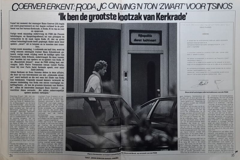 Persoon wacht bij lift in zwart-wit foto uit 1985.