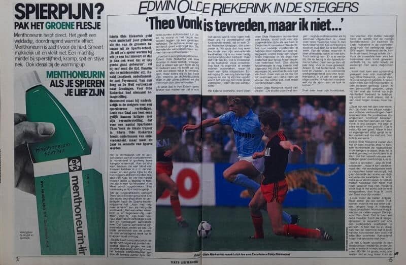 Voetbalwedstrijd met spelers in actie op het veld.