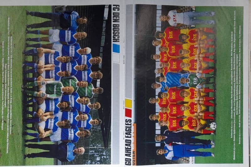 Voetbalteams foto uit 1985 met spelers in blauwe en rode uniforms.