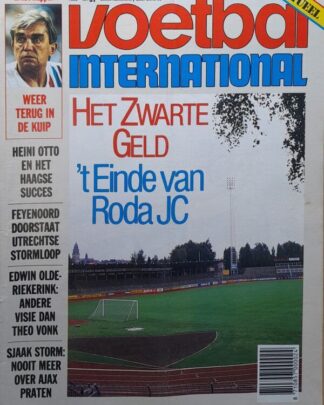 Voetbal International magazine cover uit 1985 met stadion en titel.