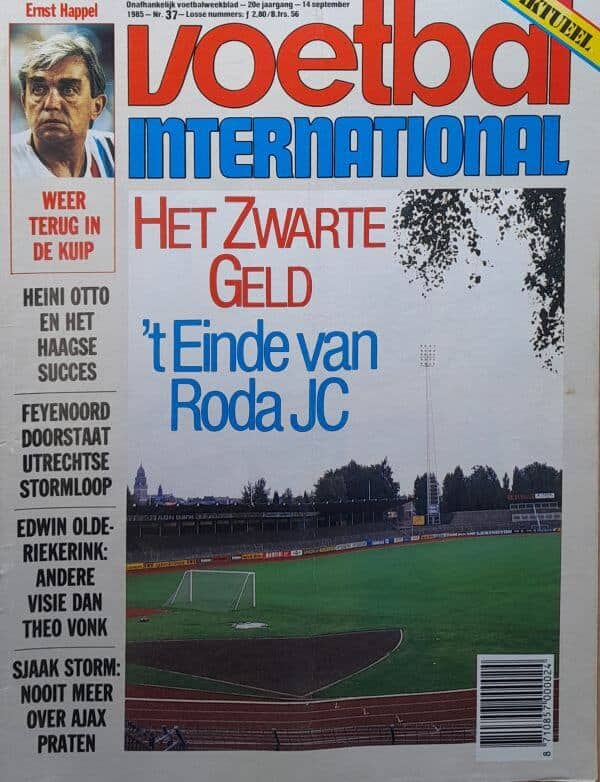 Voetbal International magazine cover uit 1985 met stadion en titel.