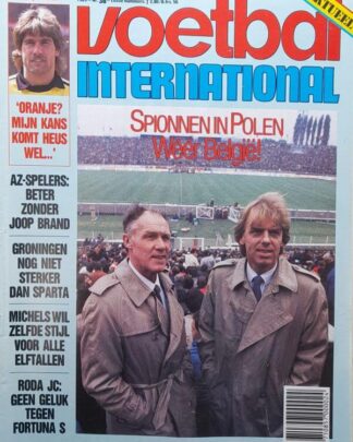 Voetbal International magazine cover met twee mannen op het veld.
