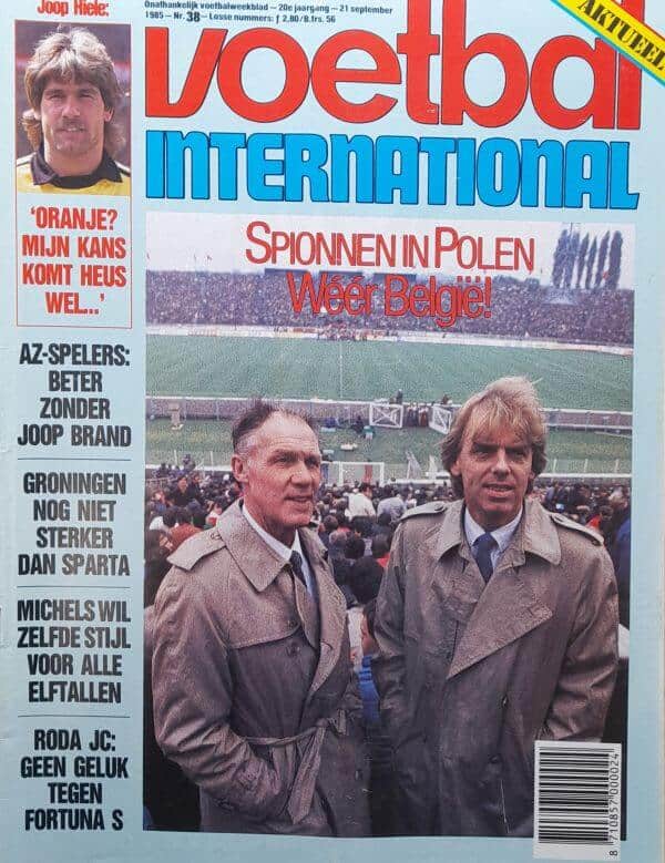 Voetbal International magazine cover met twee mannen op het veld.