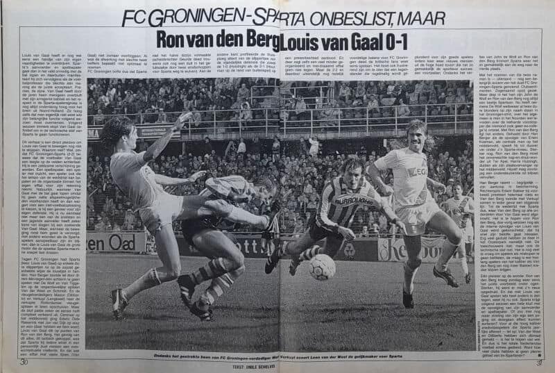 Spelers in actie tijdens een voetbalwedstrijd in 1985.