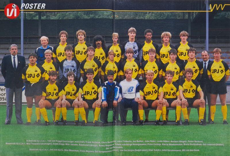 Voetbalteam uit 1985 in gele en blauwe uniformen.