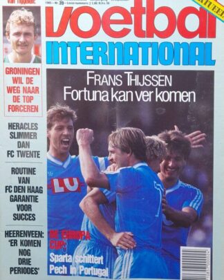 Voetbal International cover met FC Twente spelers in actie.