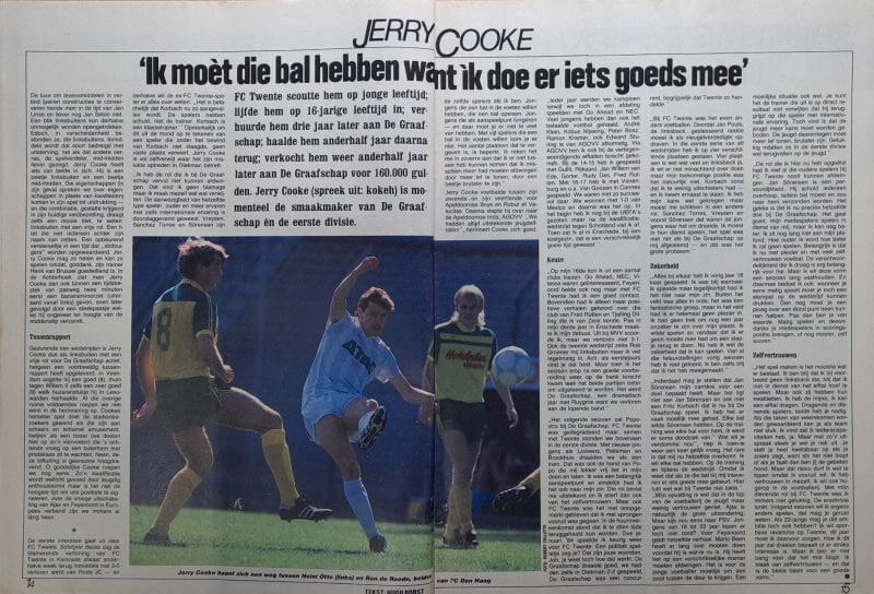 Voetbalwedstrijd met jonge spelers op het veld in 1985.