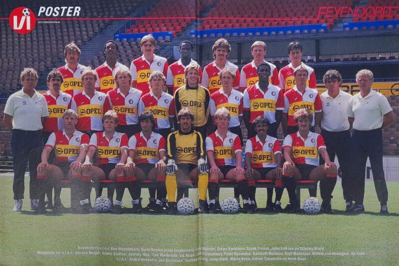 Voetbalteam in stadion met gele en rode shirts.