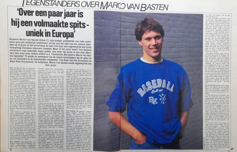 Jonge Marco van Basten in een blauw baseballshirt met tekst.