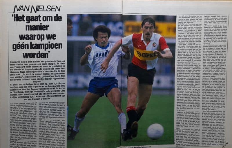 Twee voetballers in actie tijdens een wedstrijd uit 1985.