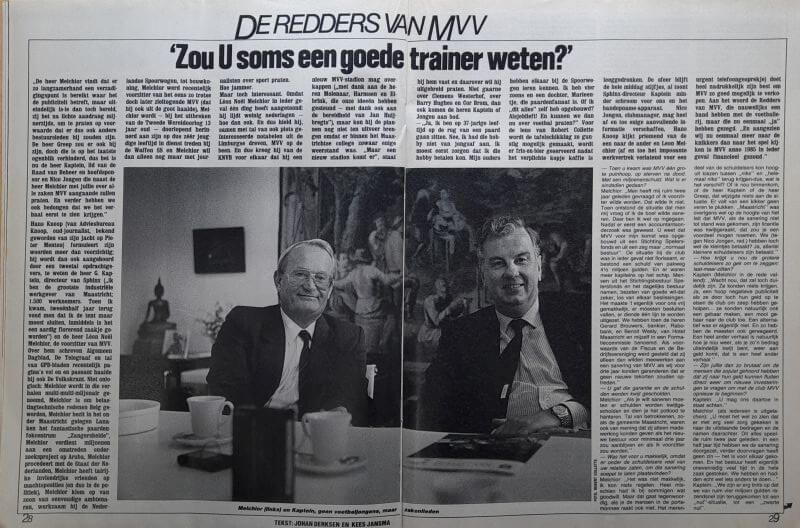 Twee mannen in een krantartikel over voetbaltraining.