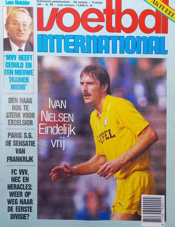 Voetbal International cover met Ivan Nielsen in geel shirt, 1985.