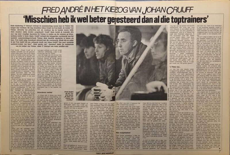 Artikel over Johan Cruijff met foto van hem tijdens wedstrijd.