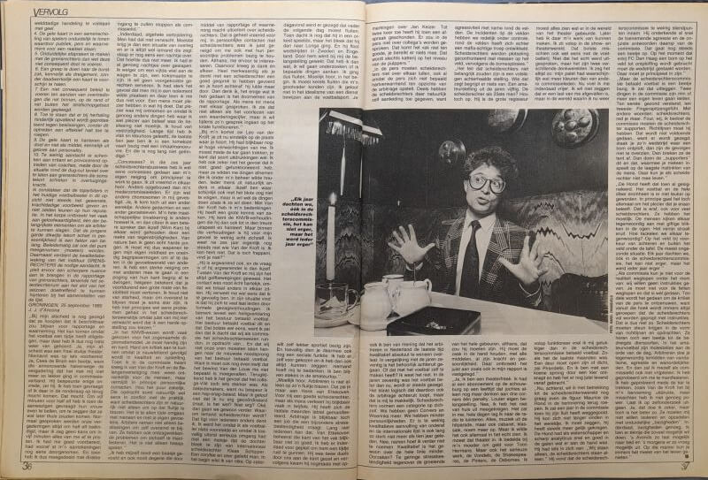 Vintage zwart-wit foto van een man met bril en pak in een krant.